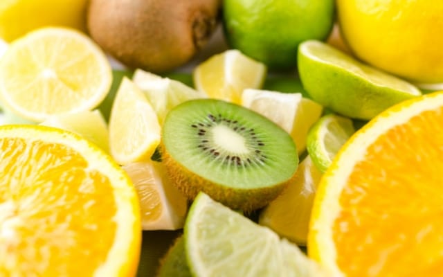 Aufgeschnittene Zitrusfrüchte und Kiwis
