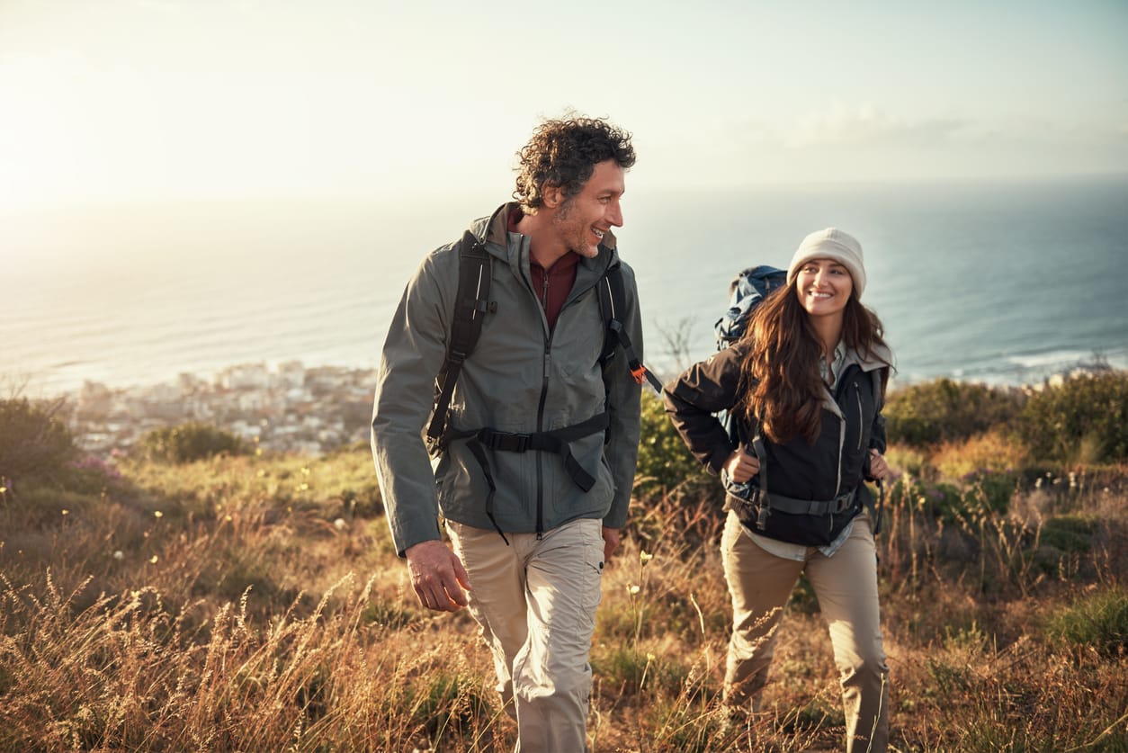 Paar beim Wandern an der Küste