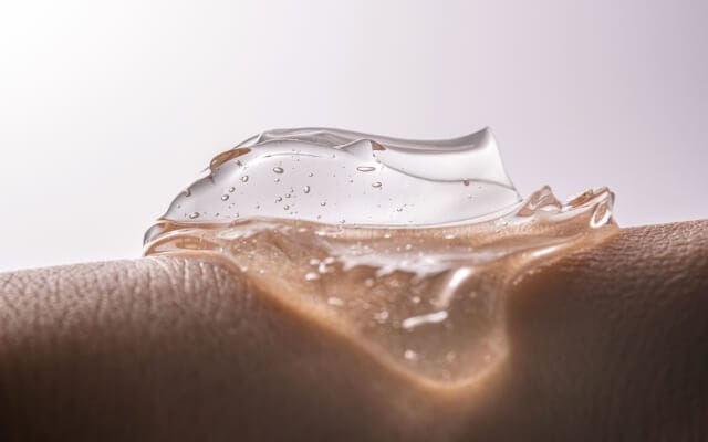 Transparentes Hyaluronsäure-Gel auf der Haut