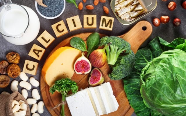 Kalziumreiche Lebensmittel: Milch, Käse, Tofu, Brokkoli, Kohl, Feigen, Bohnen und Mandeln