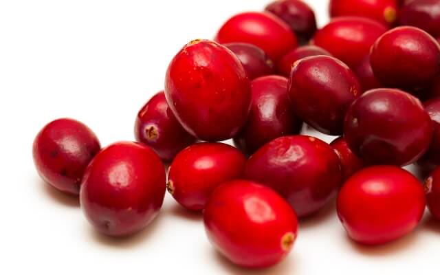 Rote Cranberrys auf weißem Hintergrund