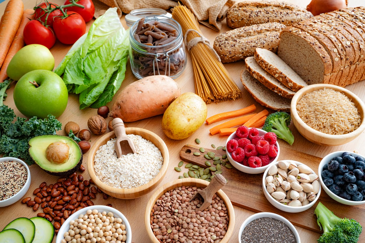 Ballaststoffreiche Lebensmittel: Vollkornbrot, Getreide, Hülsenfrüchte, Nüsse, Gemüse und Obst