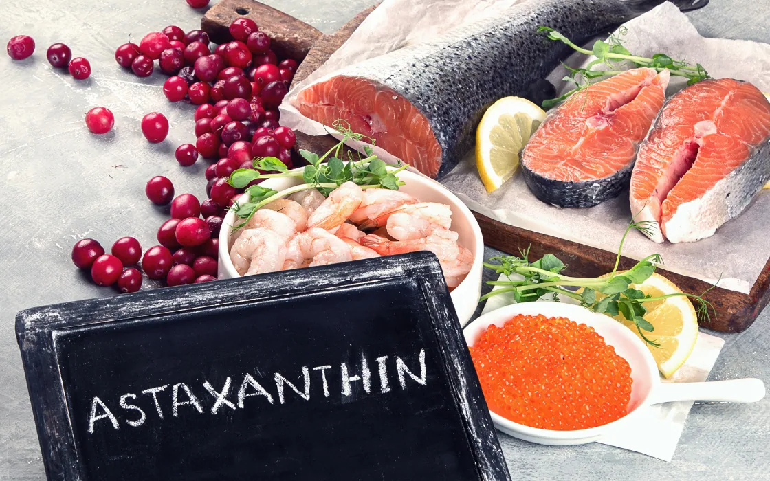 Lachs, Garnelen, Lachskaviar und Cranberries als natürliche Astaxanthin-Quellen