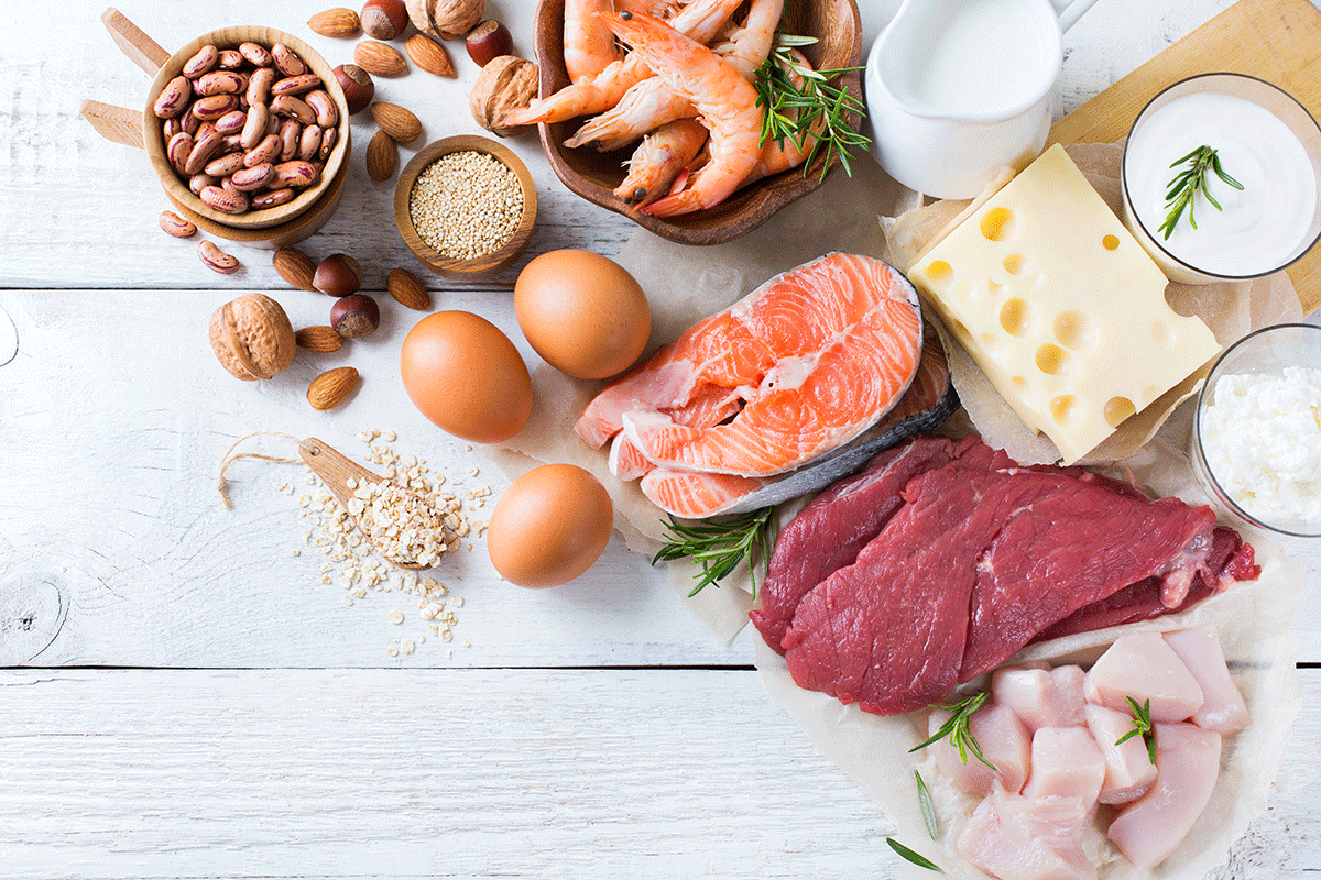 Eiweißreiche Lebensmittel: Eier, Lachs, Fleisch, Käse, Garnelen, Nüsse und Bohnen