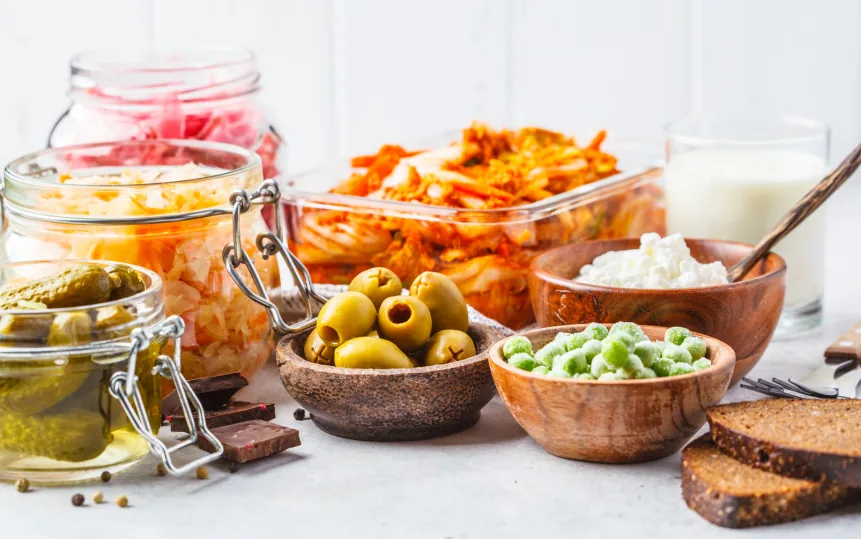 Fermentierte Lebensmittel wie Sauerkraut, Kimchi, Essiggurken, Oliven und Kefir
