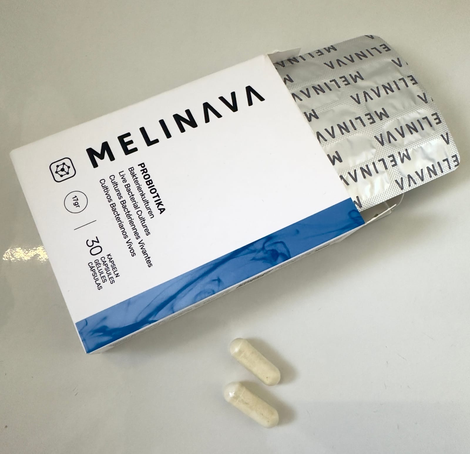 Geöffnete Packung Melinava Probiotika mit Blisterstreifen und zwei Kapseln